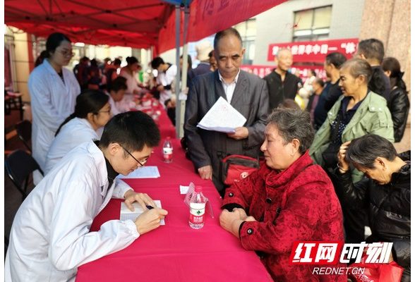 长沙市岳麓街道社区卫生服务中心携手长沙市第四医院开展大型义诊活动