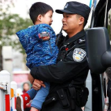 冷水江：男童坐车过站迷途 警民接力送其上学