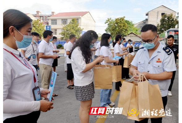 溆浦税务：零距离服务为“网约车司机”撑起安心伞