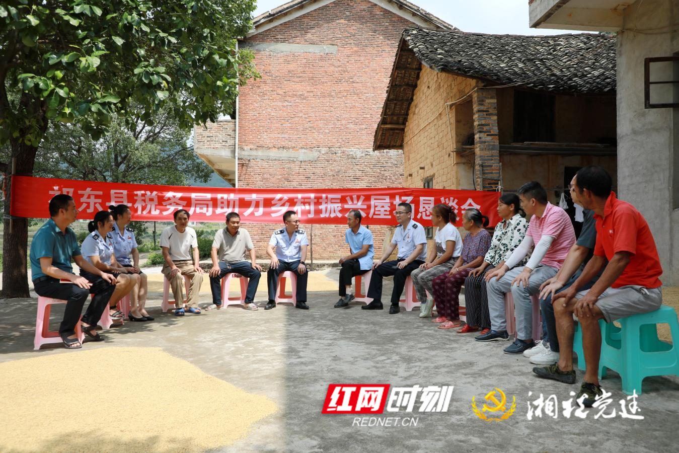 屋场恳谈会上，祁东县税务局面对面