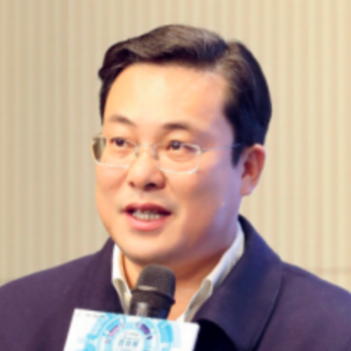 屈志峰：构建“基金+基地+服务”模式