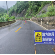 新晃：及时清理塌方路段 确保出行安全