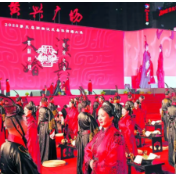 辛小湘丨“人齐开饭”的婚礼，为何戳中人心？