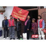 张家界:协合乡卫生院志愿者慰问孤寡老人