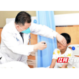 “你是我的眼”——10岁女孩帮助9岁乌嘎重见光明