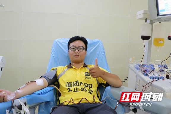胡兴隆正在捐献机采血小板_wps图片.wm.jpg