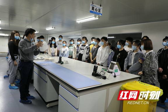 血站采血科主任李红建为学生讲解血液的成分.wm.jpg 血站采血科主任李红建为学生讲解血液的成分.wm.jpg