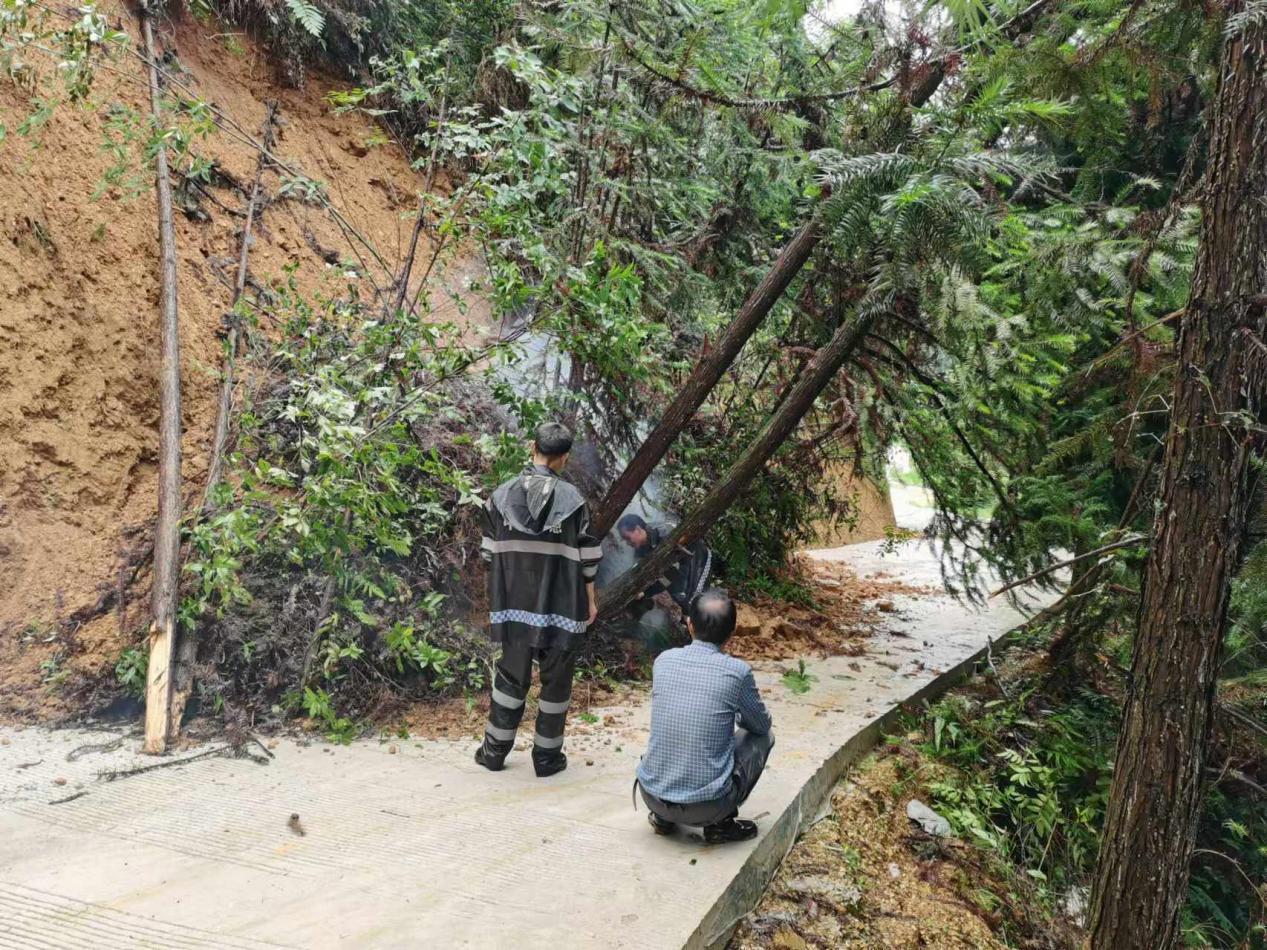 “汛”线直击｜中方县铜湾镇太坪村：清理道路塌方 党员带头上