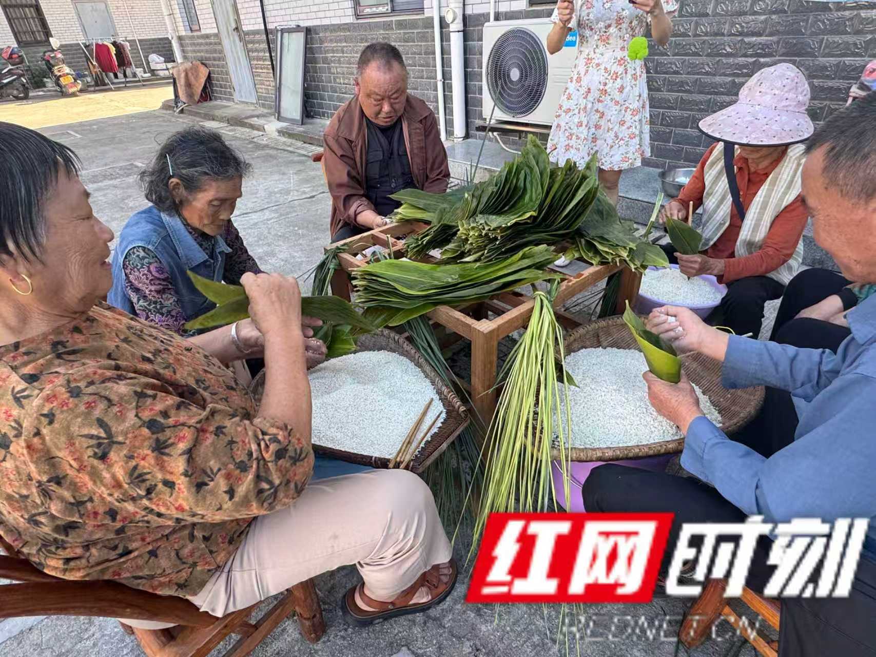 包粽子.jpg 包粽子.jpg