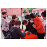 岳塘区举行“全国扶贫日”专场招聘会
