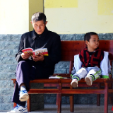 镜头里的湘潭人丨深溪村村部外悠闲阅读的老人