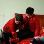 湘潭72岁婆婆照顾瘫痪儿媳7年：“嫁到我家就是我的女儿”