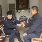 雨湖公安上门服务打通指纹采集“最后一米”