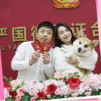 海报丨情人节被甜到了！湘潭新人们领证时的笑容