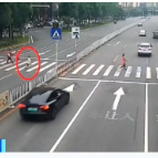【CCTV2】湖南湘潭：男童过马路被卷车底  众人合力营救