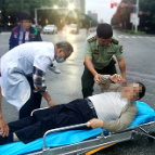 湘潭一老人十字路口摔倒  路过武警紧急救助