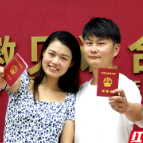 “七夕”佳节 莲城领证新人“晒”幸福（图）