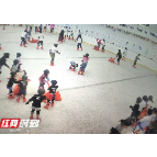 “双节”邂逅“真冰”，湖南科大滑冰场人气旺（图）