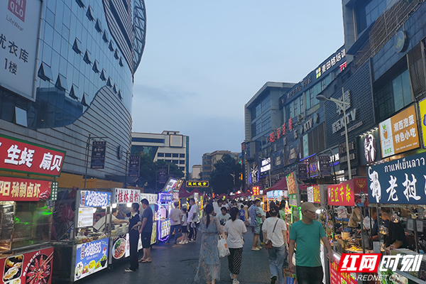 莲城夜市 缤纷夜色背后的百味人生（图）