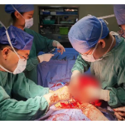 湘潭市中心医院不“瘤”余地 为一患者切除腹腔内的9.5斤重肿瘤