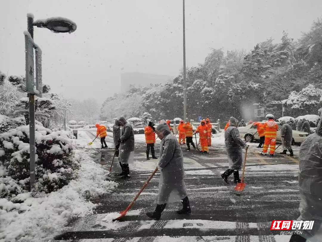 积极应对低温雨雪天气 湘潭城管全力保障城市运行和市民出行安全