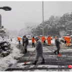 积极应对低温雨雪天气 湘潭城管全力保障城市运行和市民出行安全
