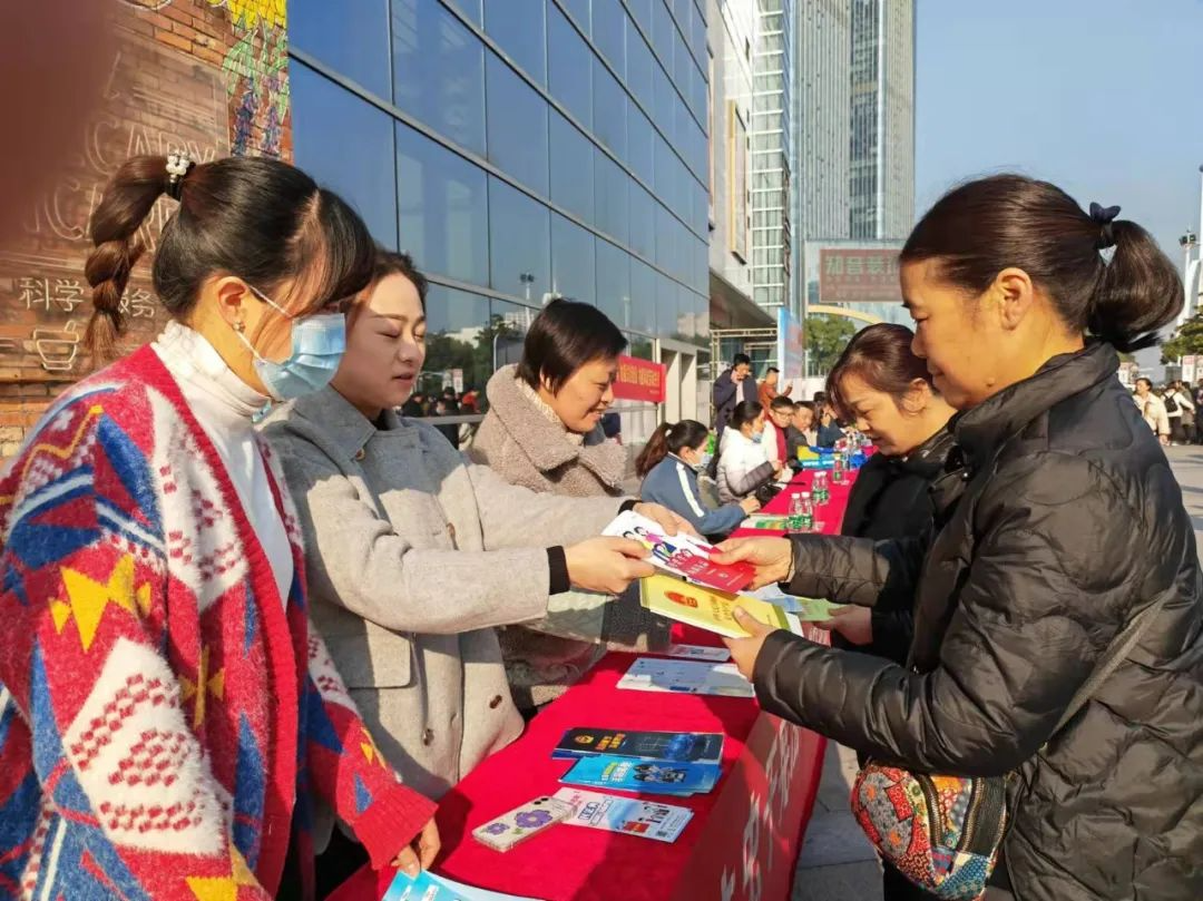 岳塘区建设路街道：禁毒宣传进广场 全力共筑“防毒墙”