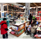 开学第一周 湘潭市新华书店迎来“购书热”