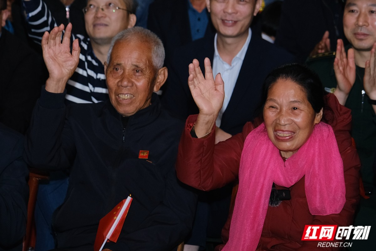 新闻特写丨湘潭：人们用笑脸与掌声迎接航天英雄归来