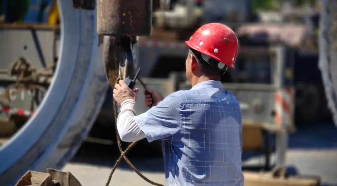 致敬！高温下的城市建设者与守护者