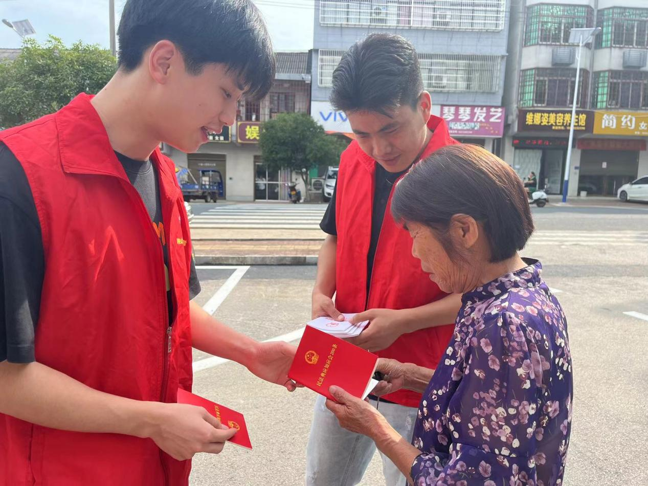 韶山：莘莘学子送法下乡 让青春在实践中绽放风采