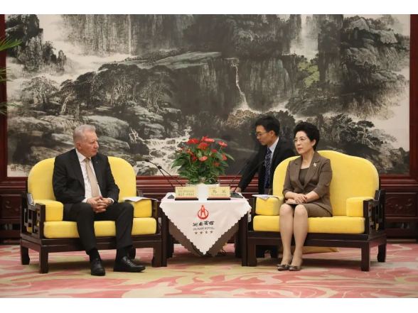 乌兰会见匈牙利国会副主席雅高布·伊什特万一行