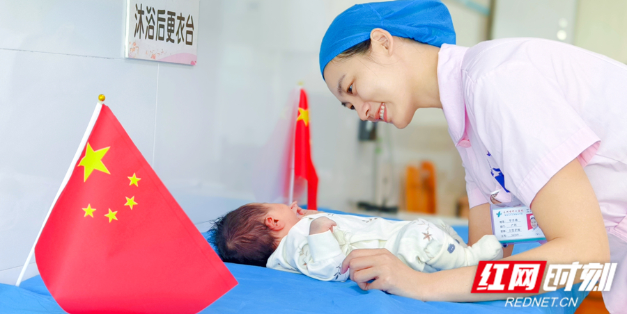 产科护理人员为新生儿做护理_副本.jpg