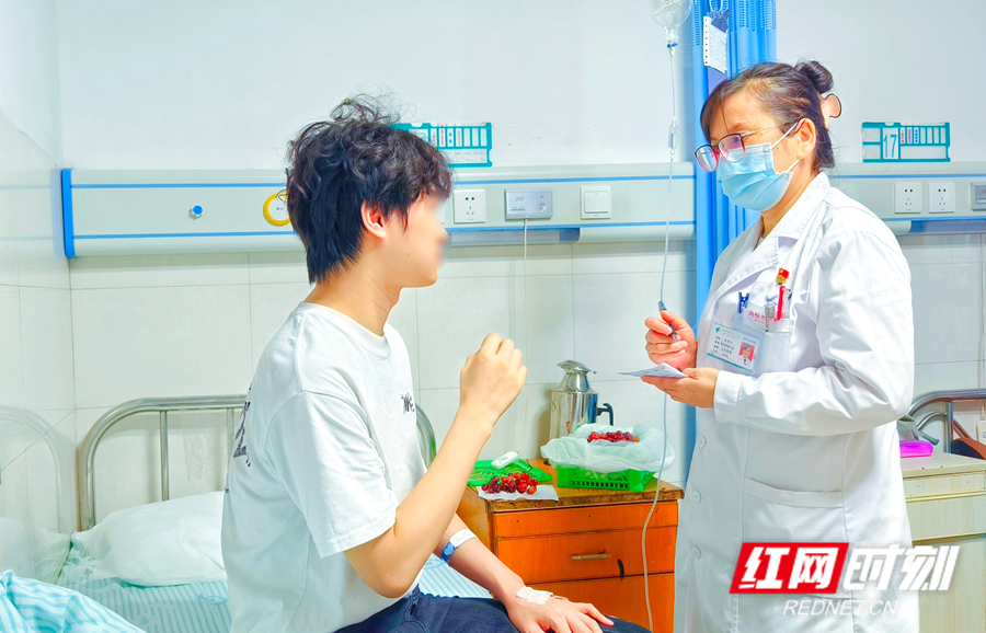 神经内科医生与患者交流病情_副本.jpg