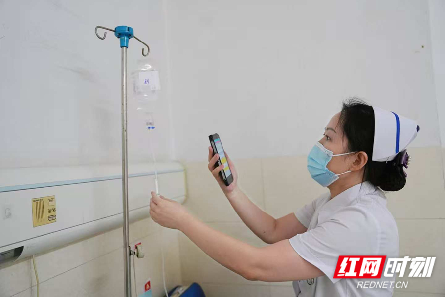 消化内科护理人员核对患者输液信息。_副本.jpg