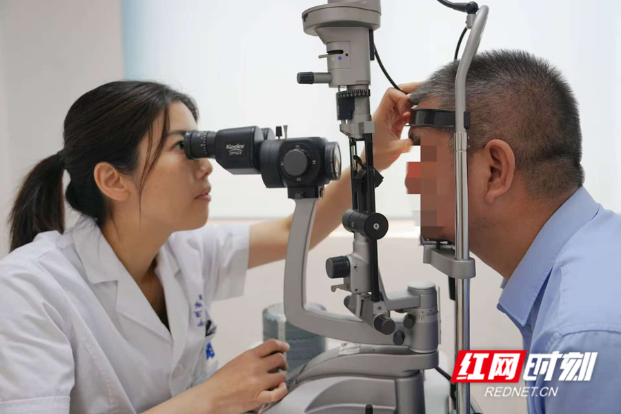 眼科医生为门诊患者检查眼部情况。_副本.jpg