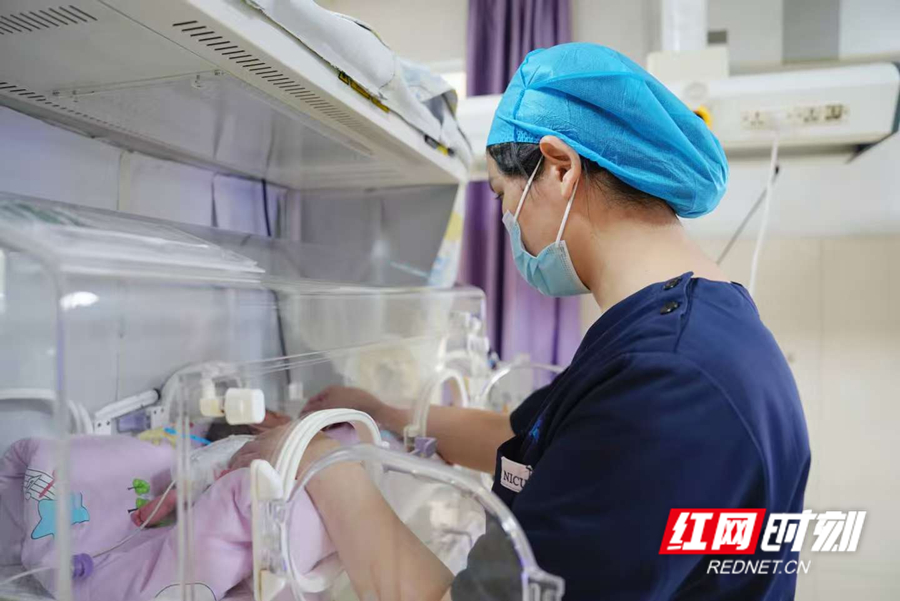 新生儿科护士查看患儿情况。_副本.jpg