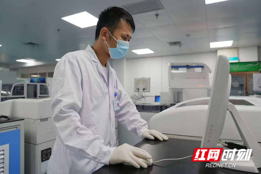 检验科医生在操作检验设备。_副本.jpg