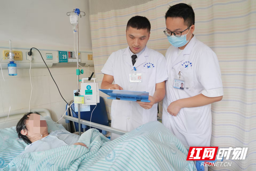 胃肠外科医生在病房查看患者。_副本.jpg
