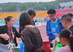 助力湘超 永州市中邦世纪广场商圈党员经营户温情护航