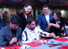 “湘智兴湘·在湘外国专家永州行”走进江永 沉浸式体验女书文化魅力