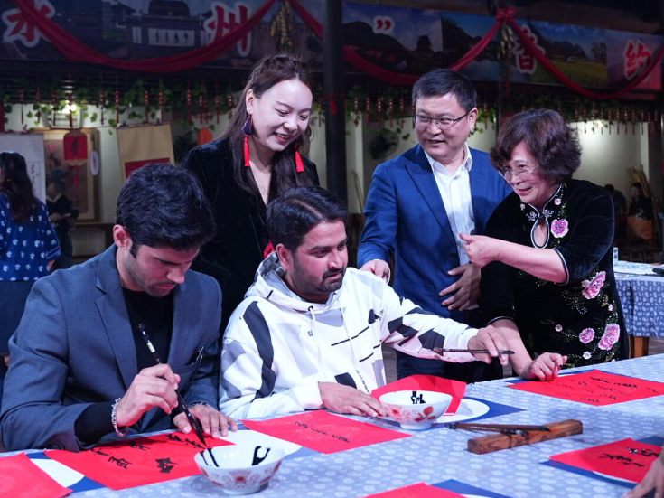 “湘智兴湘·在湘外国专家永州行”走进江永 沉浸式体验女书文化魅力