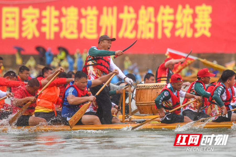 2025年5月27日，湖南省永州市道县城区潇水河水域，参赛龙船队在竞渡。_副本.jpg