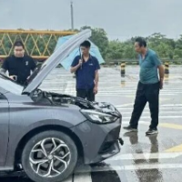永州高速:保安全 护通畅——雨中一声令下,收费员冲进了车流