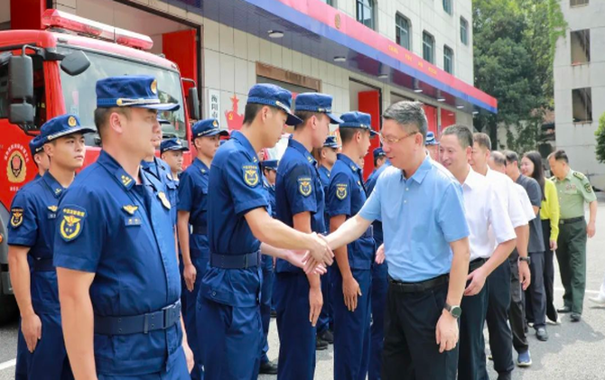 南岳区开展2025年“八一”走访慰问活动 向驻岳部队官兵致以节日问候