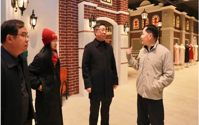 刘浪走访重点企业时强调：主动走访解难题 精准服务促发展