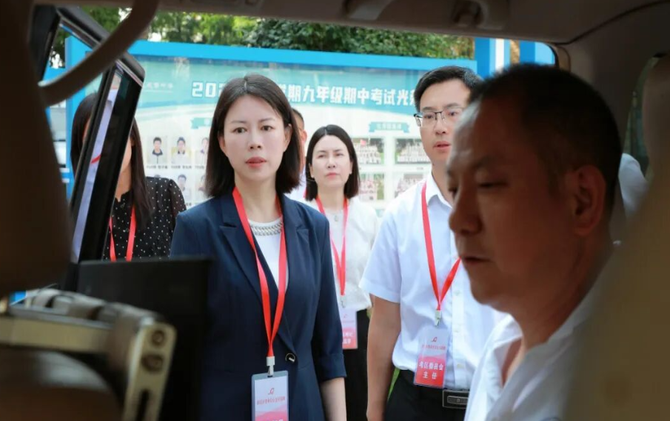 南岳区2026年事业单位公开招聘考试顺利开考 王慧敏、王致伟巡考