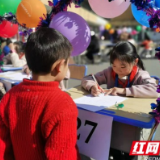 益阳高新：30名学生当小考官 为学校一年级学生把关拼音测验