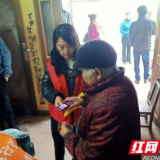 南县青树嘴镇：爱心手环送上门  心系群众解民忧