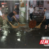 桃江200名中考考生因雨被困 党员教师奋战5小时救援